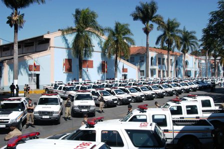 Aécio Neves entrega novas viaturas para Policia Militar